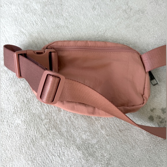 Lululemon Everywhere Belt Bag - Picture 4 of 4